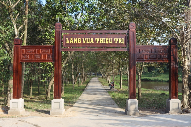 UBND TP.Huế ra thời hạn th&aacute;o dỡ c&ocirc;ng tr&igrave;nh 'lạ' trong lăng ho&agrave;ng th&aacute;i hậu Từ Dũ- Ảnh 3.