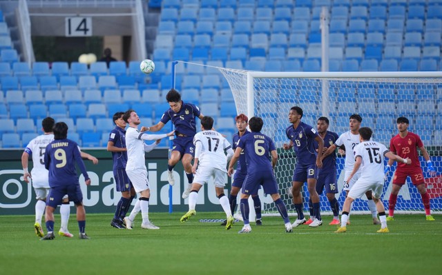 U.23 Th&aacute;i Lan tho&aacute;t thua Iraq trong gang tấc, n&iacute;u giữ hy vọng mong manh v&agrave;o tứ kết- Ảnh 1.