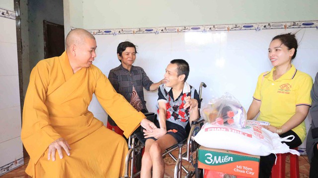 Chung d&ograve;ng m&aacute;u Lạc Hồng: Đồng h&agrave;nh c&ugrave;ng d&acirc;n tộc bằng hoạt động an sinh- Ảnh 1.