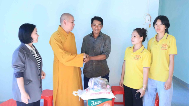 Chung d&ograve;ng m&aacute;u Lạc Hồng: Đồng h&agrave;nh c&ugrave;ng d&acirc;n tộc bằng hoạt động an sinh- Ảnh 2.