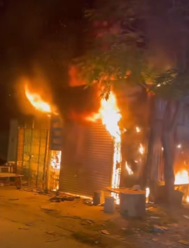 CSGT phá cửa cứu 11 người trong ngôi nhà bị cháy - Ảnh 2. CSGT phá cửa cứu 11 người trong ngôi nhà bị cháy - Ảnh 2.