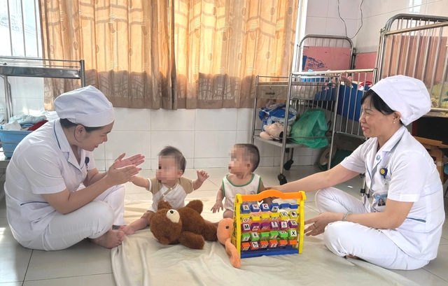 TP.HCM làm giấy khai sinh cho 9 trẻ bị bỏ rơi ở Bệnh viện Từ Dũ- Ảnh 1. TP.HCM làm giấy khai sinh cho 9 trẻ bị bỏ rơi ở Bệnh viện Từ Dũ- Ảnh 1.