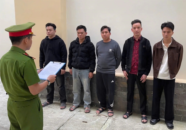 Cho vay lãi 'cắt cổ' tới 421%/năm, 5 người bị bắt tạm giam - Ảnh 1.