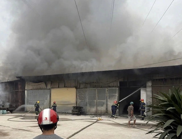 Ch&aacute;y kho h&agrave;ng ở TP.HCM, cả khu d&acirc;n cư nh&aacute;o nh&agrave;o- Ảnh 1.