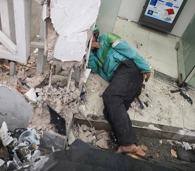 Ô tô tông 6 xe máy trước nhà thiếu nhi Thủ Đức- Ảnh 1. Ô tô tông 6 xe máy trước nhà thiếu nhi Thủ Đức- Ảnh 1.