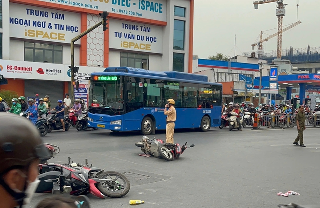 Ô tô tông 6 xe máy trước nhà thiếu nhi Thủ Đức- Ảnh 3. Ô tô tông 6 xe máy trước nhà thiếu nhi Thủ Đức- Ảnh 3.