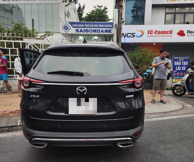 Ô tô tông 6 xe máy trước nhà thiếu nhi Thủ Đức- Ảnh 2. Ô tô tông 6 xe máy trước nhà thiếu nhi Thủ Đức- Ảnh 2.