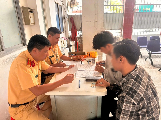 2 người giằng co với CSGT khi kiểm tra nồng độ cồn: C&ocirc;ng an TP.HCM l&ecirc;n tiếng- Ảnh 2.