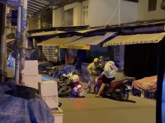 CSGT TP.HCM xác minh clip 2 người đàn ông chống đối lực lượng làm nhiệm vụ- Ảnh 1. CSGT TP.HCM xác minh clip 2 người đàn ông chống đối lực lượng làm nhiệm vụ- Ảnh 1.