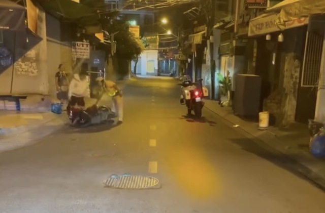CSGT TP.HCM xác minh clip 2 người đàn ông chống đối lực lượng làm nhiệm vụ- Ảnh 3. CSGT TP.HCM xác minh clip 2 người đàn ông chống đối lực lượng làm nhiệm vụ- Ảnh 3.