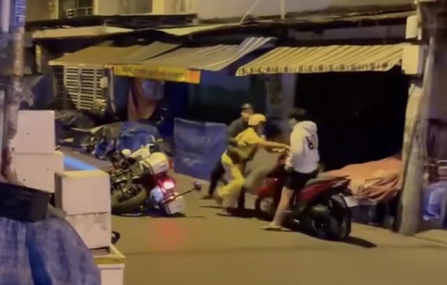 CSGT TP.HCM xác minh clip 2 người đàn ông chống đối lực lượng làm nhiệm vụ- Ảnh 2. CSGT TP.HCM xác minh clip 2 người đàn ông chống đối lực lượng làm nhiệm vụ- Ảnh 2.