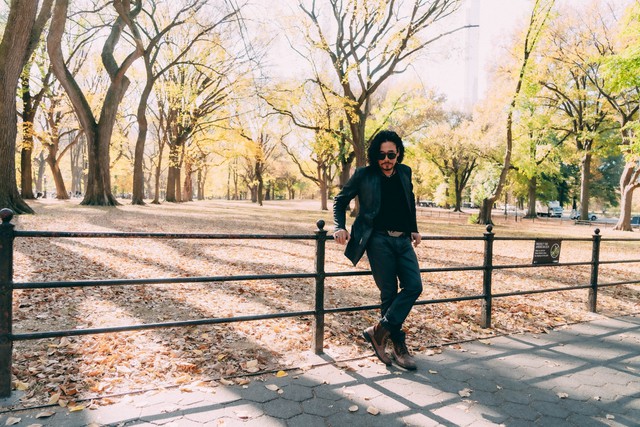 Khắc Triệu được Cẩm V&acirc;n v&agrave; con g&aacute;i động vi&ecirc;n để 'l&agrave;m ca sĩ' ở tuổi U.70- Ảnh 2.