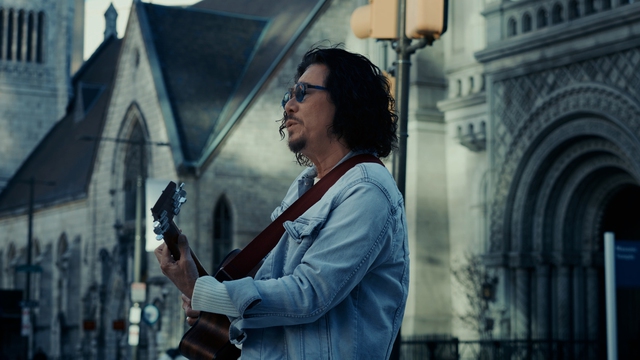 Khắc Triệu được Cẩm V&acirc;n v&agrave; con g&aacute;i động vi&ecirc;n để 'l&agrave;m ca sĩ' ở tuổi U.70- Ảnh 1.