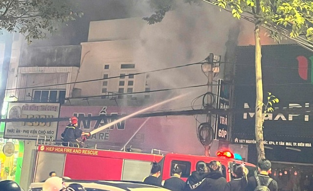 Đồng Nai: Cháy cơ sở giặt ủi cao cấp ở phường Tam Hiệp- Ảnh 2. Đồng Nai: Cháy cơ sở giặt ủi cao cấp ở phường Tam Hiệp- Ảnh 2.