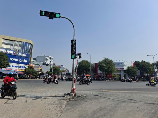 Trụ đ&egrave;n giữa đường - Ảnh 1.