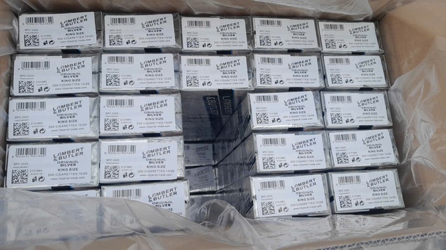 Bắt 1.000 tai nghe giả nh&atilde;n hiệu Apple, phạt 440 triệu đồng - Ảnh 2.