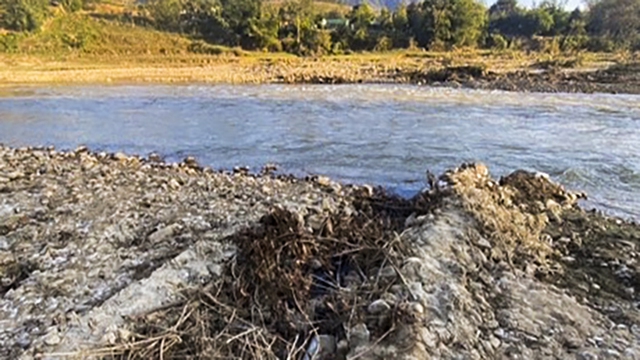 Quảng Ng&atilde;i: Ph&aacute;t hiện doanh nghiệp xả nước thải tr&aacute;i ph&eacute;p ra s&ocirc;ng P&ocirc; K&ocirc;- Ảnh 1.