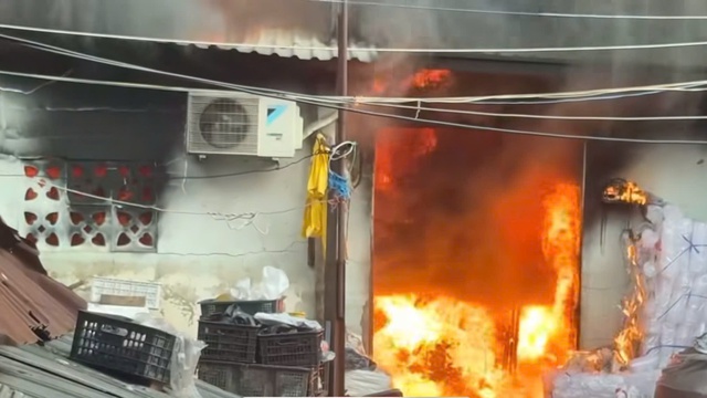 Ch&aacute;y lớn d&atilde;y nh&agrave; d&acirc;n cạnh chợ B&igrave;nh Trưng, TP.HCM- Ảnh 3.