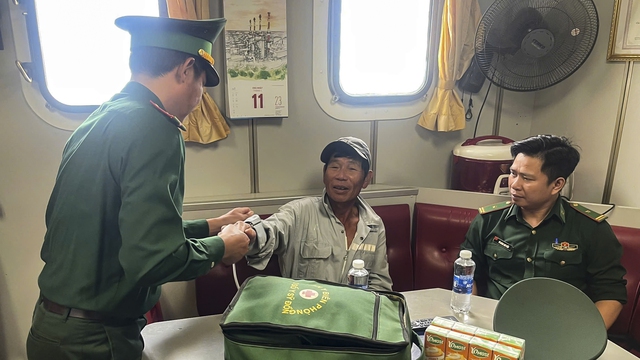 Lật thúng chai, một ngư dân trôi dạt trên vùng biển Dung Quất - Ảnh 2.