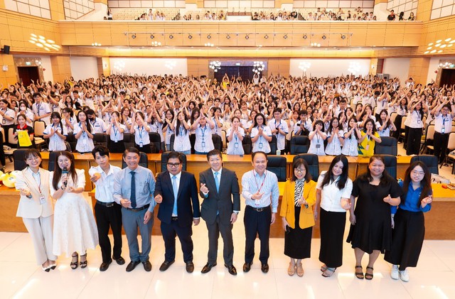 TGĐ Ajinomoto Việt Nam chia sẻ b&agrave;i học &lsquo;Mục đ&iacute;ch tồn tại&rsquo; c&ugrave;ng h&agrave;ng trăm sinh vi&ecirc;n- Ảnh 1.