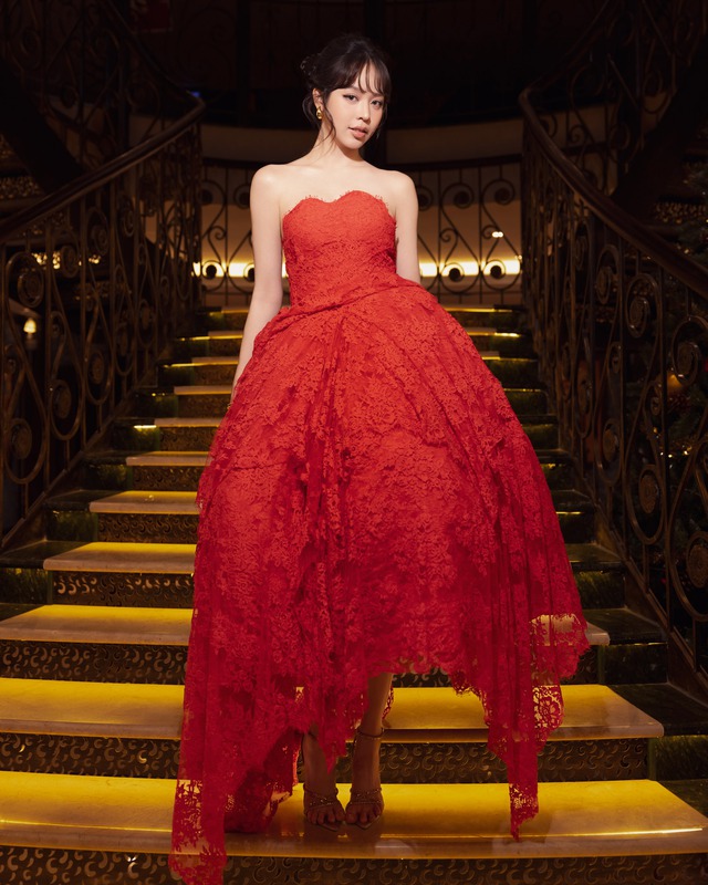 Lên đồ dự tiệc ngày cuối năm cùng 3 gam màu ai cũng mặc - Ảnh 2.