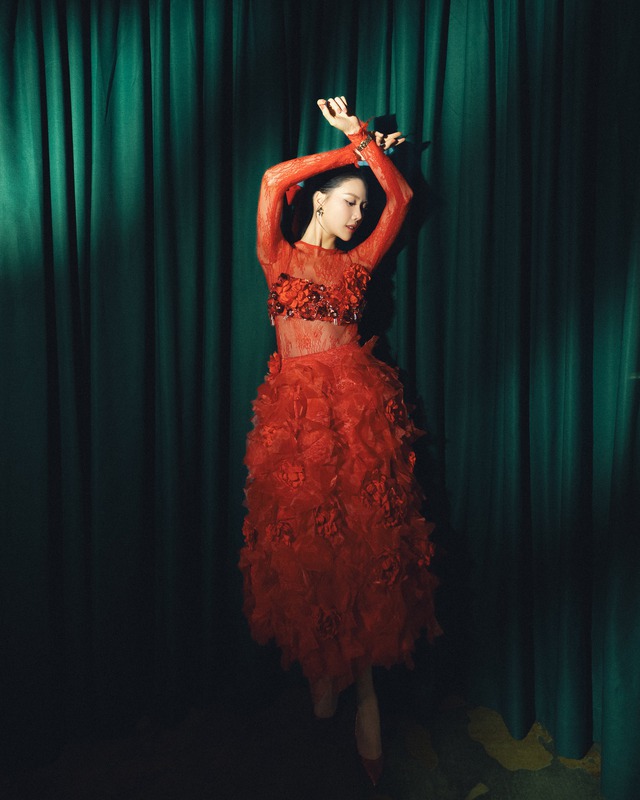 Lên đồ dự tiệc ngày cuối năm cùng 3 gam màu ai cũng mặc - Ảnh 3.