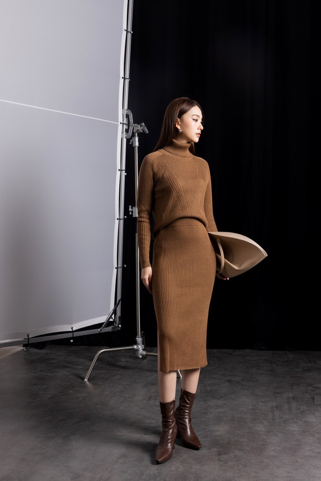 Diện trang phục sắc nâu sang trọng không cần phô trương - Ảnh 4.