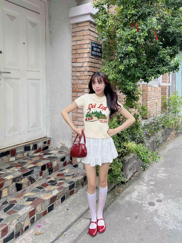 Duyên dáng nổi bật khi kết hợp áo thun và túi xách thời trang - Ảnh 4.