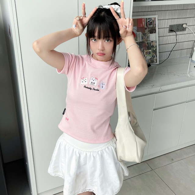 Duyên dáng nổi bật khi kết hợp áo thun và túi xách thời trang - Ảnh 8.