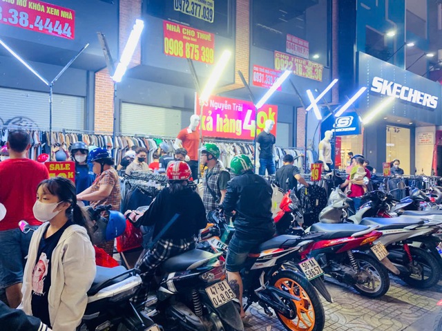 Vì sao càng cận tết, nhiều người càng thích mua sắm?- Ảnh 1.