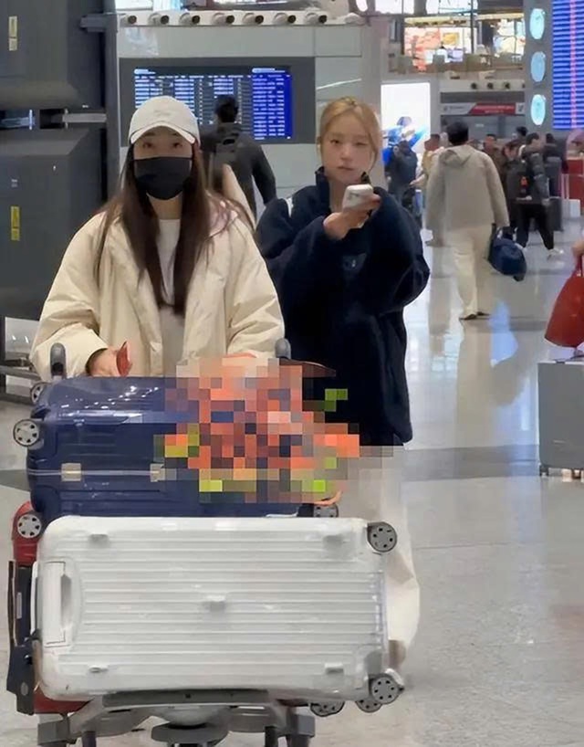 &Aacute;i nữ 16 tuổi nh&agrave; Triệu Vy g&acirc;y b&atilde;o với ngoại h&igrave;nh 'nổi loạn' - Ảnh 1.