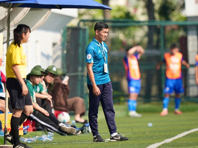 Trọng t&agrave;i V-League b&eacute;n duy&ecirc;n với b&oacute;ng đ&aacute; sinh vi&ecirc;n- Ảnh 1.