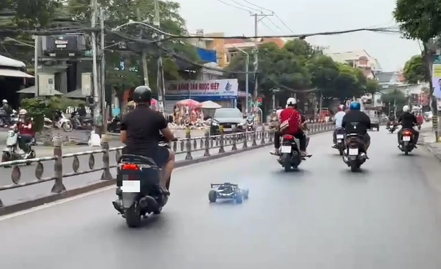 Xe điều khiển từ xa tiếng nổ như m&aacute;y cưa, &ldquo;ngh&ecirc;nh ngang&rdquo; chạy tr&ecirc;n phố - Ảnh 2.