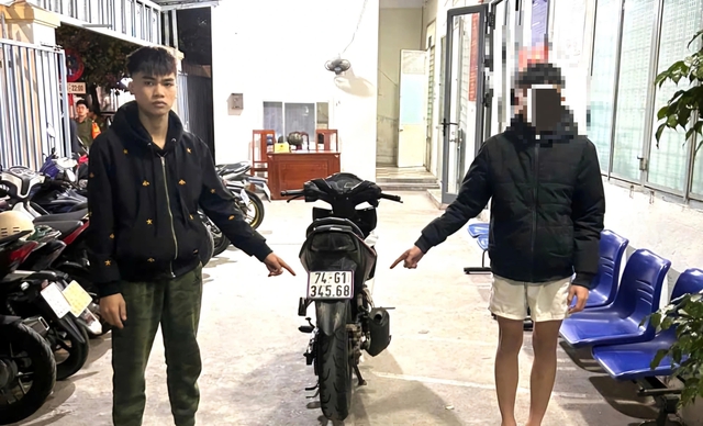 Mang hung kh&iacute; rượt đuổi, ch&eacute;m người tới tấp v&igrave; nhầm đ&oacute; l&agrave; 'đối thủ'- Ảnh 1.