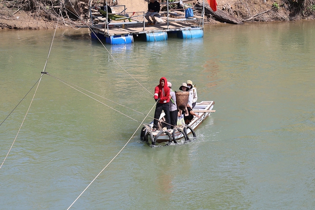 Cầu sập kh&aacute;nh h&ograve;a v&agrave; nỗi khổ của người d&acirc;n th&ocirc;n Đ&aacute; Trắng giữa d&ograve;ng nước xiết - Ảnh 1.