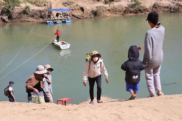 Cầu sập kh&aacute;nh h&ograve;a v&agrave; nỗi khổ của người d&acirc;n th&ocirc;n Đ&aacute; Trắng giữa d&ograve;ng nước xiết - Ảnh 2.