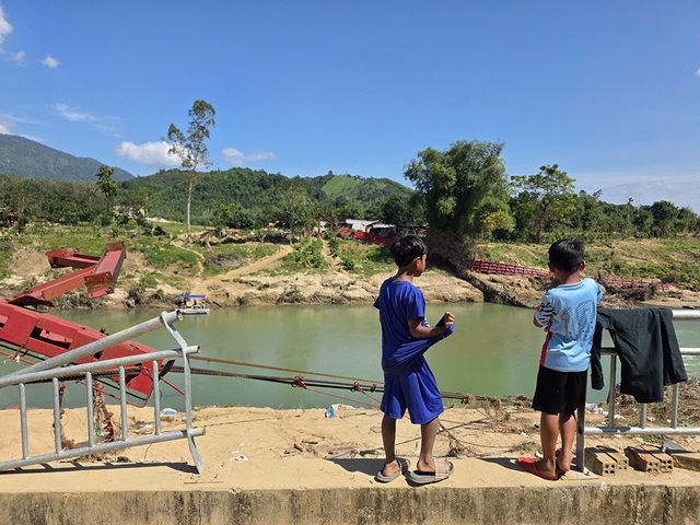 Cầu sập kh&aacute;nh h&ograve;a v&agrave; nỗi khổ của người d&acirc;n th&ocirc;n Đ&aacute; Trắng giữa d&ograve;ng nước xiết - Ảnh 3.