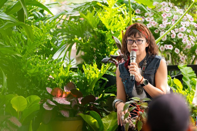 Một kh&ocirc;ng gian xanh mướt hiếm c&oacute; ở đ&ocirc; thị trong s&aacute;ch của Trần Th&ugrave;y Linh - Ảnh 1.