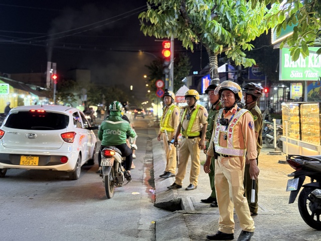 Cận tết, CSGT TP.HCM mạnh tay xử phạt nồng độ cồn, xe dù bến cóc
- Ảnh 1. Cận tết, CSGT TP.HCM mạnh tay xử phạt nồng độ cồn, xe dù bến cóc
- Ảnh 1.