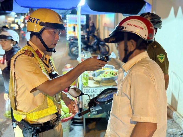 Cận tết, CSGT TP.HCM mạnh tay xử phạt nồng độ cồn, xe dù bến cóc
- Ảnh 2. Cận tết, CSGT TP.HCM mạnh tay xử phạt nồng độ cồn, xe dù bến cóc
- Ảnh 2.