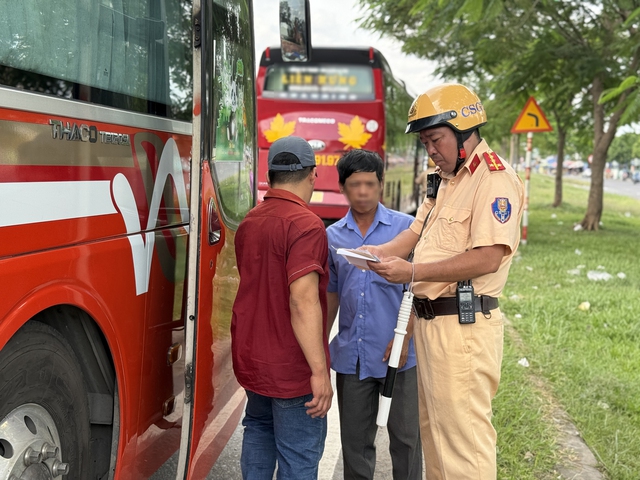 Cận tết, CSGT TP.HCM mạnh tay xử phạt nồng độ cồn, xe dù bến cóc
- Ảnh 3. Cận tết, CSGT TP.HCM mạnh tay xử phạt nồng độ cồn, xe dù bến cóc
- Ảnh 3.