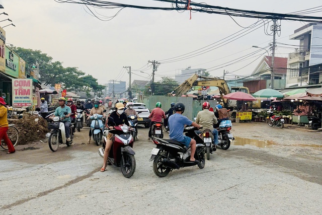 Thi c&ocirc;ng r&agrave;o chắn đường g&acirc;y &ugrave;n tắc, đơn vị bị CSGT TP.HCM xử phạt - Ảnh 1.