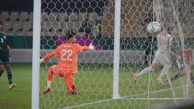 Trung Ki&ecirc;n thủ chắc - Đ&igrave;nh Bắc c&ocirc;ng hay, U.23 Việt Nam đ&aacute;nh bại Ả Rập X&ecirc; &Uacute;t: VFF thưởng lớn- Ảnh 6.