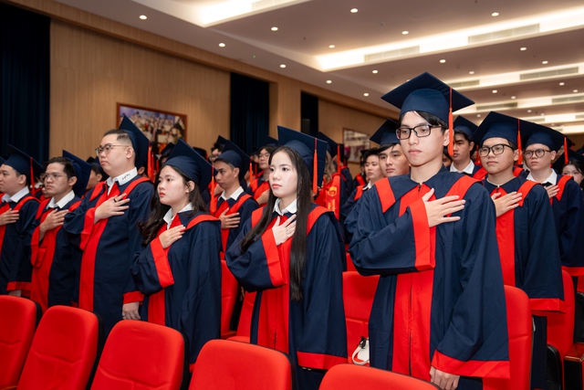 Vượt nghịch cảnh, nam sinh c&ocirc;ng nghệ th&ocirc;ng tin tốt nghiệp loại giỏi g&acirc;y x&uacute;c động- Ảnh 3.