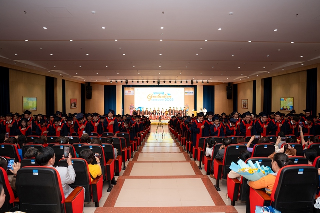 Vượt nghịch cảnh, nam sinh c&ocirc;ng nghệ th&ocirc;ng tin tốt nghiệp loại giỏi g&acirc;y x&uacute;c động- Ảnh 4.