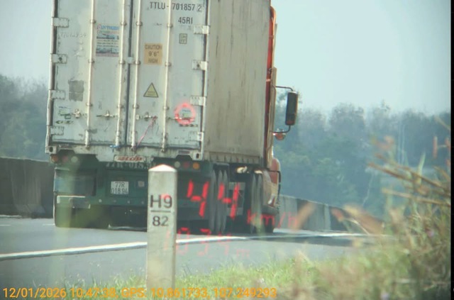 CSGT phạt nhiều xe chạy chậm tr&ecirc;n cao tốc Phan Thiết - Dầu Gi&acirc;y - Ảnh 4.