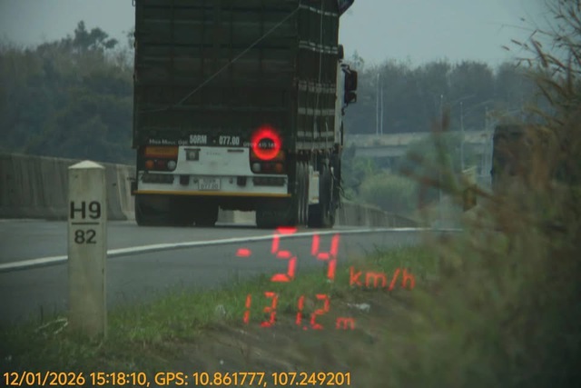 CSGT phạt nhiều xe chạy chậm tr&ecirc;n cao tốc Phan Thiết - Dầu Gi&acirc;y - Ảnh 2.