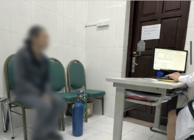 Nữ sinh Hà Nội đi khám tâm thần cùng bình khí cười - Ảnh 1.