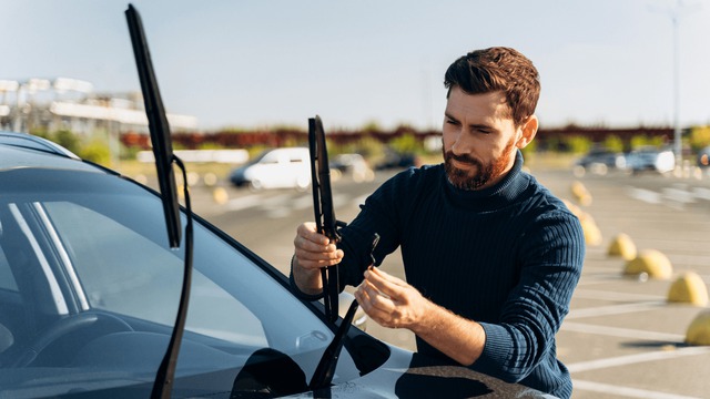 Khi n&agrave;o n&ecirc;n thay gạt mưa &ocirc; t&ocirc;? - Ảnh 1.