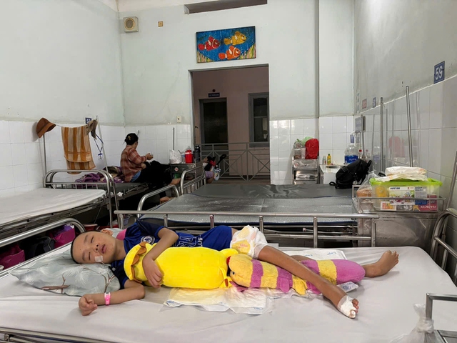 Cha con vượt qua bệnh n&atilde;o &uacute;ng thủy nhờ l&ograve;ng tốt của cộng đồng - Ảnh 1.